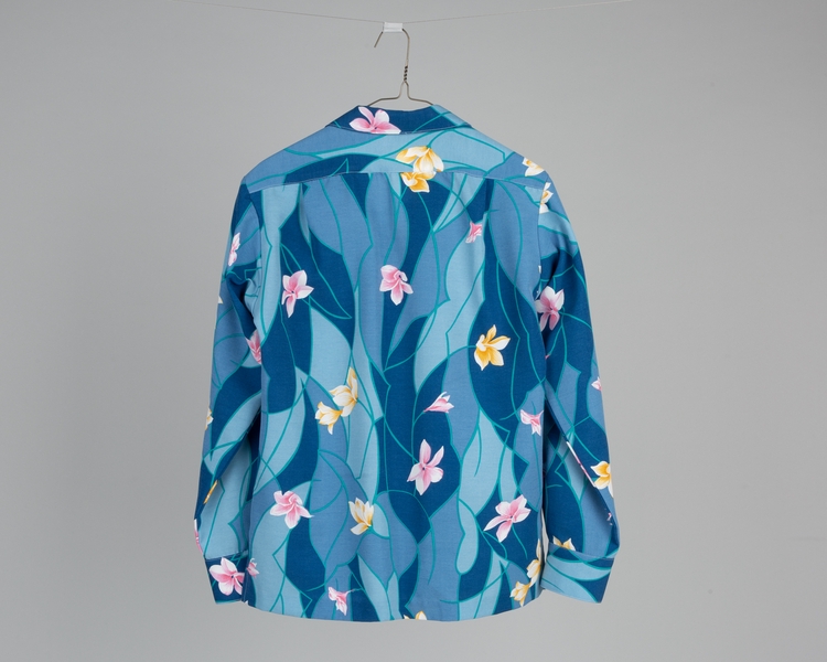 Image: flight attendant (male) shirt: United Airlines, Hawai’i service