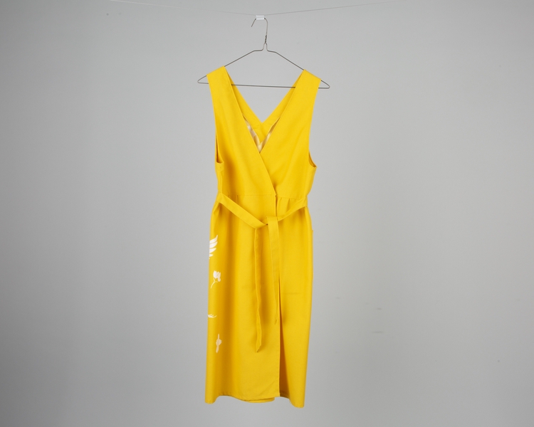 Image: flight attendant apron: Japan Air Lines