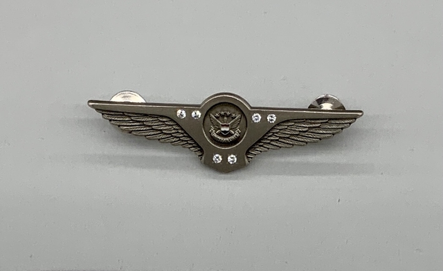 Flight attendant wings / service pin: United Airlines, 35 to 39 years