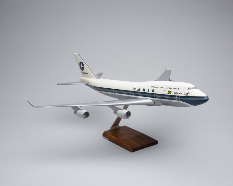 Image: model airplane: VARIG, Boeing 747-400