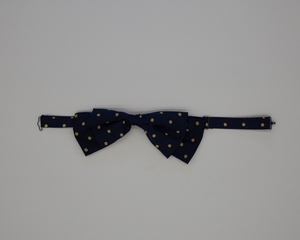 Image: flight attendant bow tie: United Airlines