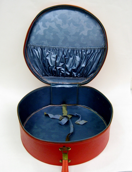 Image: stewardess suitcase: Pacific Southwest Airlines (PSA)