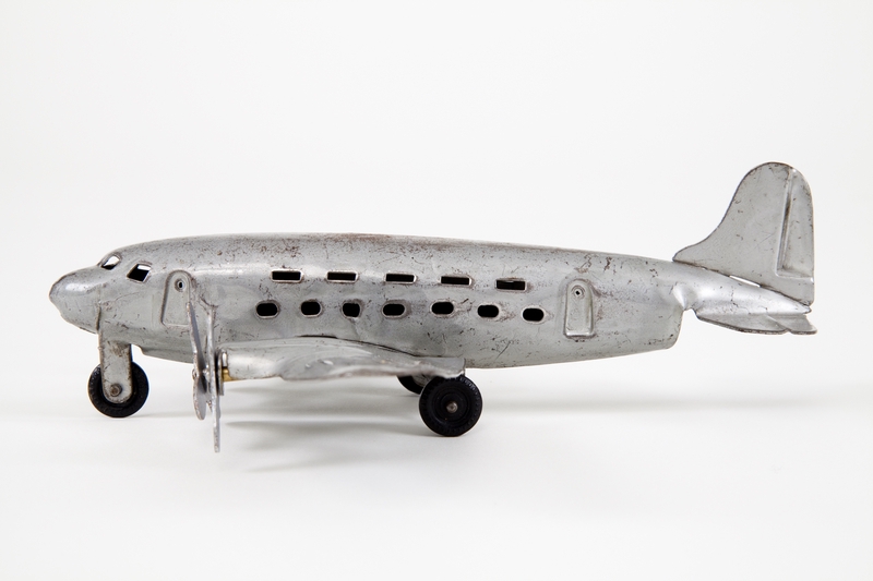 Image: toy airplane: four engine aircraft
