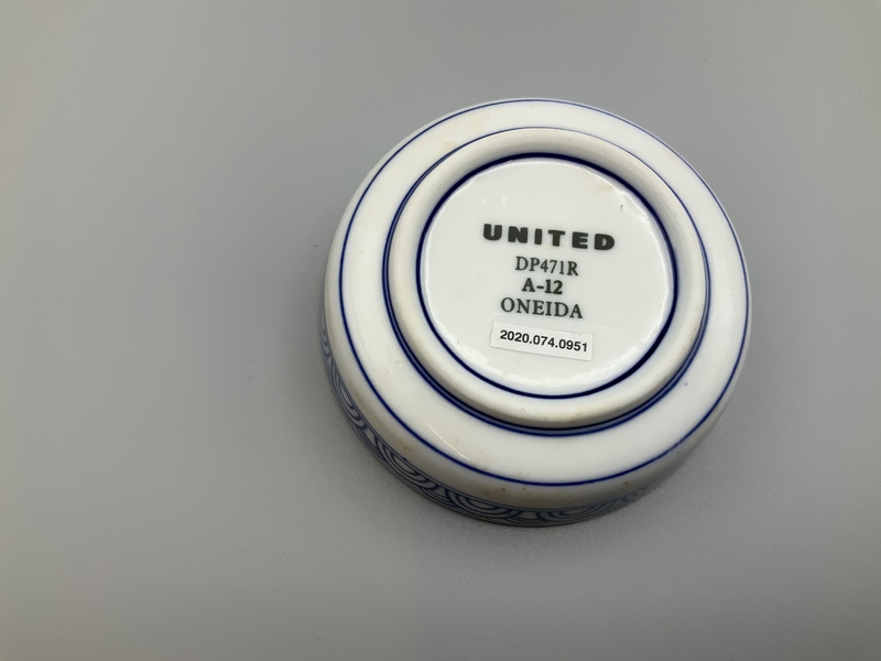 Image: condiment dish: United Airlines, first class