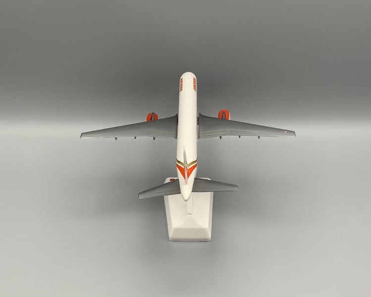 Image: model airplane: Air 2000, Boeing 757
