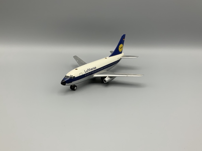Image: toy airplane: Lufthansa, Boeing 737