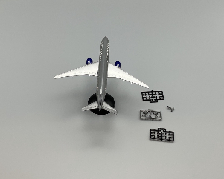 Image: model airplane: United Airlines, Boeing B777
