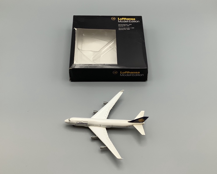 Image: model airplane: Lufthansa, Boeing 747-400