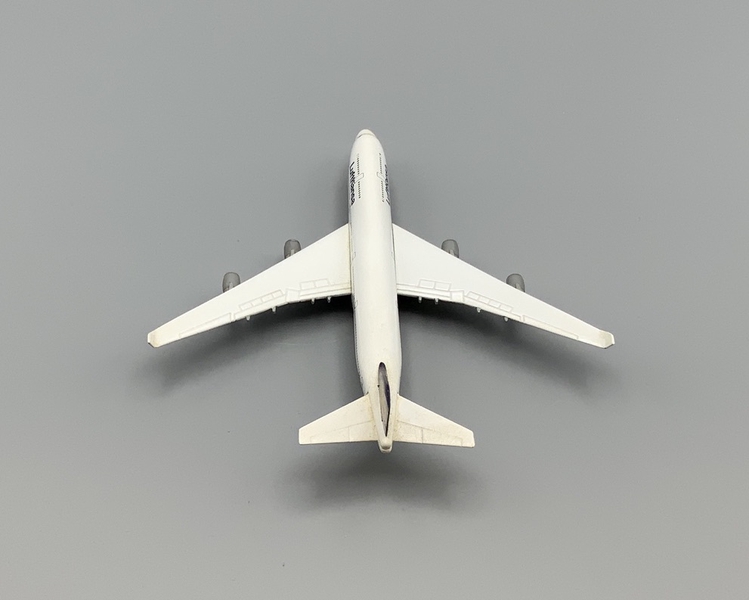 Image: model airplane: Lufthansa, Boeing 747-400