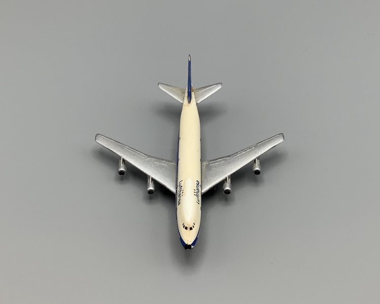 Image: miniature model airplane: Lufthansa, Boeing 747