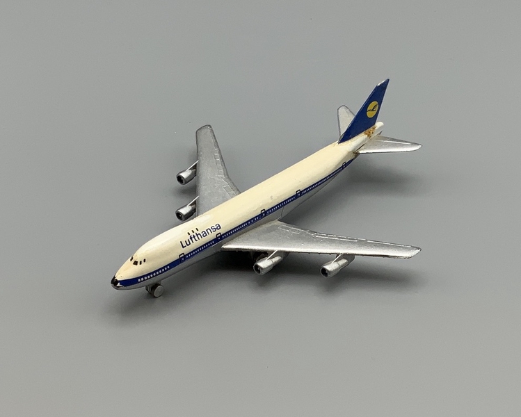 Image: miniature model airplane: Lufthansa, Boeing 747