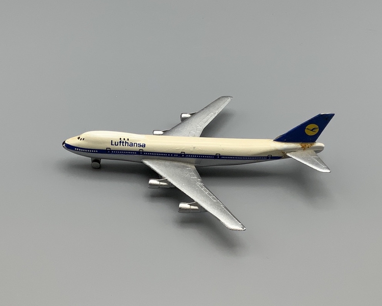Image: miniature model airplane: Lufthansa, Boeing 747