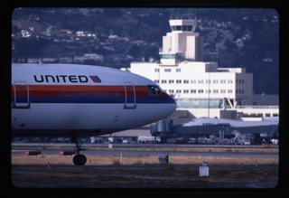 Image: slide: San Francisco International Airport (SFO), Central Terminal and United Airlines Boeing 737