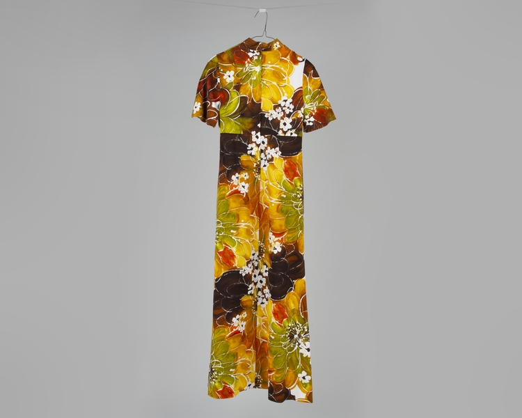 Image: stewardess dress: United Air Lines, Hawai’i service holomu’u