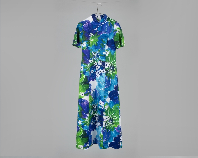 Image: stewardess dress: United Air Lines, Hawai’i service holomu’u