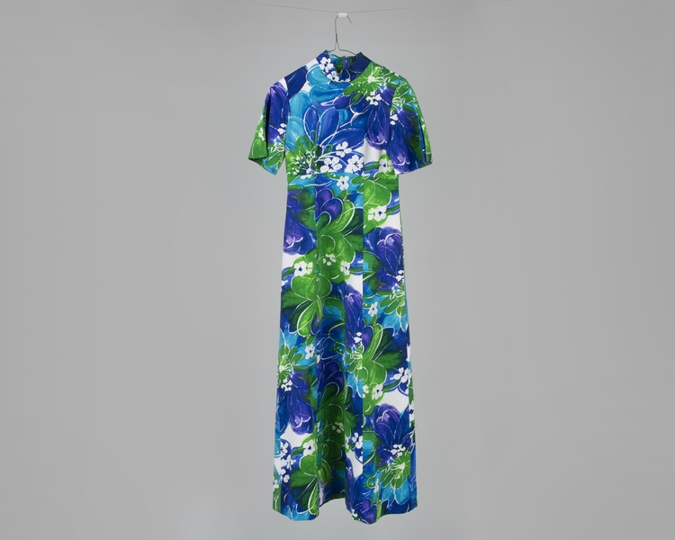 Image: stewardess dress: United Air Lines, Hawai’i service holomu’u