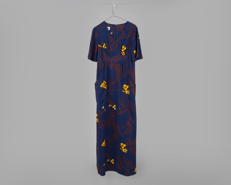 Image: flight attendant dress: United Airlines, Hawai’i service holomu’u