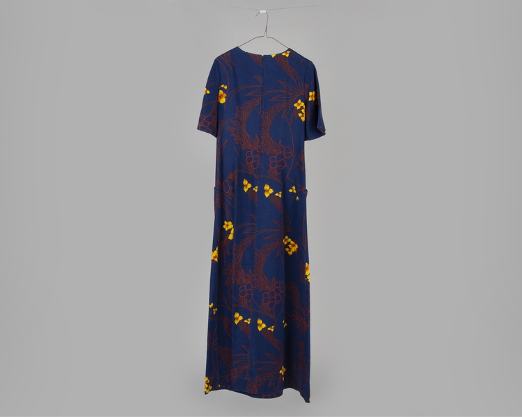 Image: flight attendant dress: United Airlines, Hawai’i service holomu’u