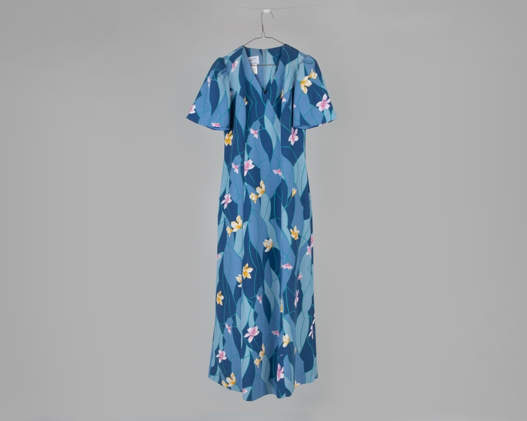 Image: flight attendant dress: United Airlines, Hawai’i service