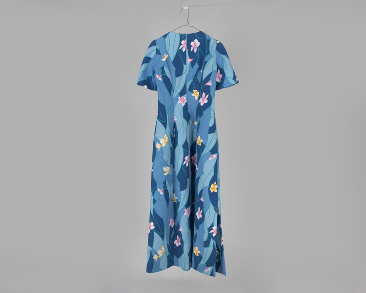 Image: flight attendant dress: United Airlines, Hawai’i service