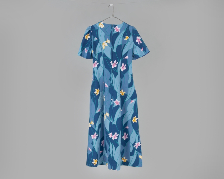 Image: flight attendant dress: United Airlines, Hawai’i service