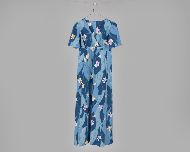 Image: flight attendant dress: United Airlines, Hawai’i service holomu’u