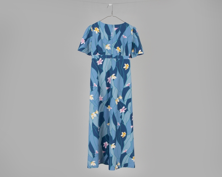 Image: flight attendant dress: United Airlines, Hawai’i service holomu’u