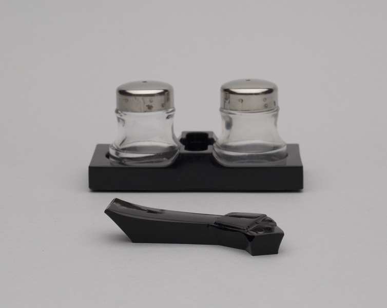 Image: salt and pepper shakers: Japan Air Lines