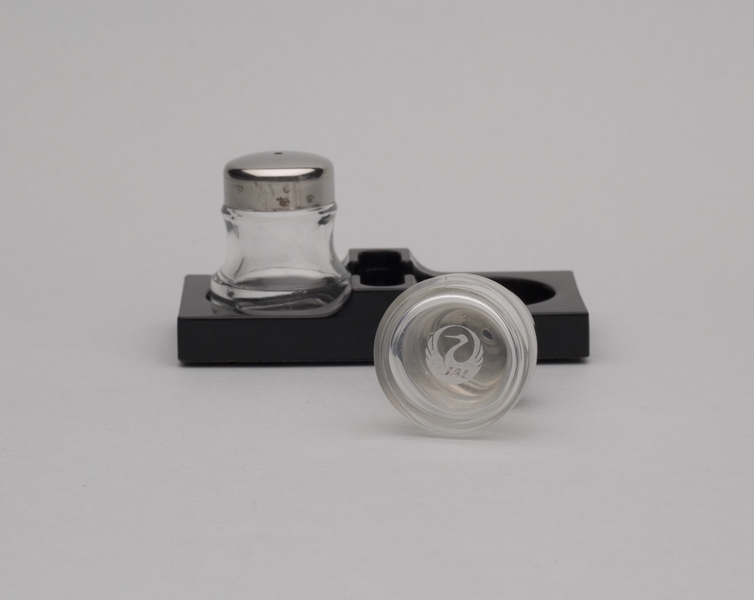 Image: salt and pepper shakers: Japan Air Lines