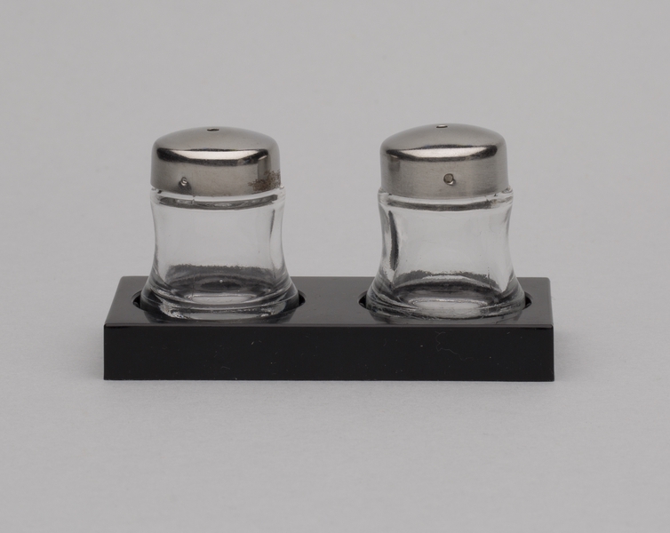 Image: salt and pepper shakers: Japan Air Lines