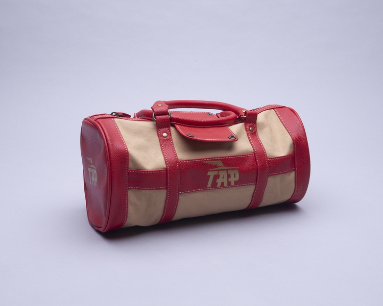 Image: mini-duffle bag: TAP Air Portugal