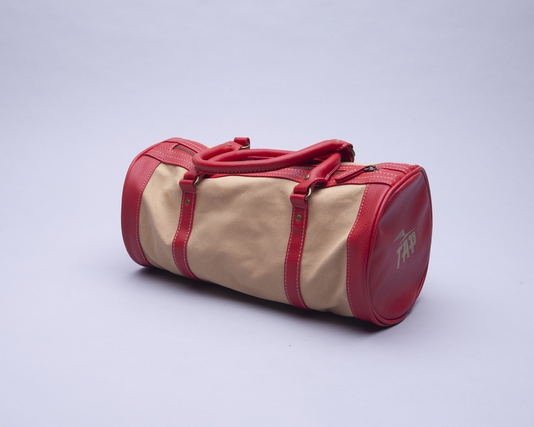 Image: mini-duffle bag: TAP Air Portugal