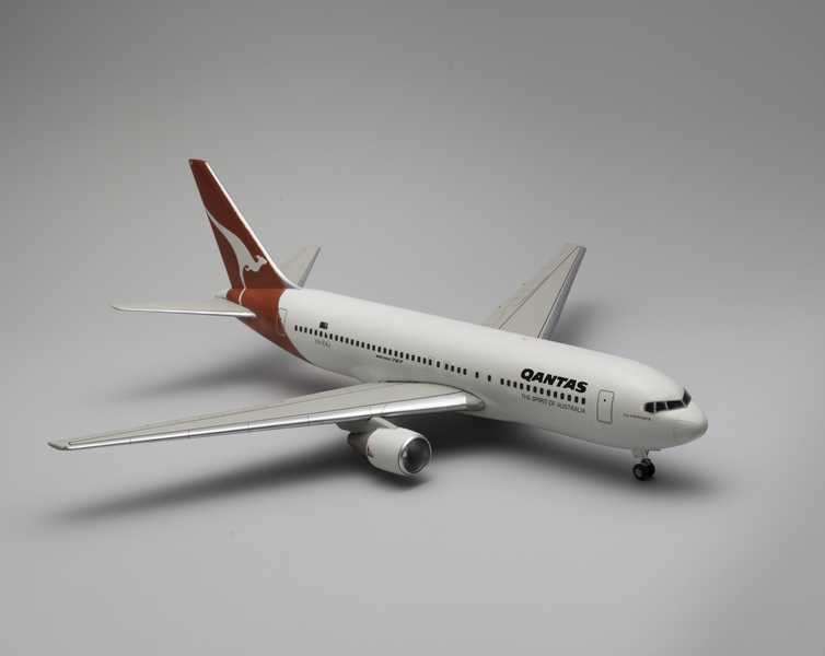 Image: model airplane: Qantas Airways, Boeing 767-200