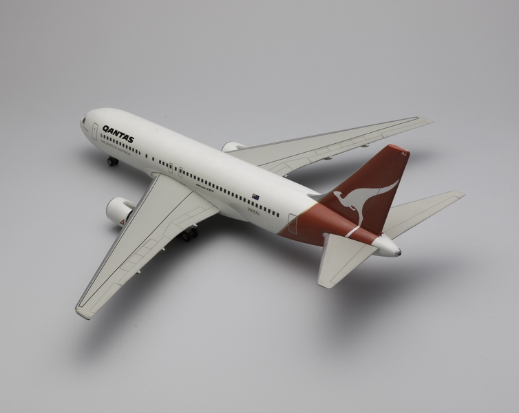Image: model airplane: Qantas Airways, Boeing 767-200