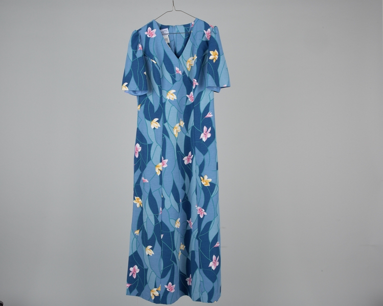 Image: flight attendant dress: United Airlines, Hawai’i service