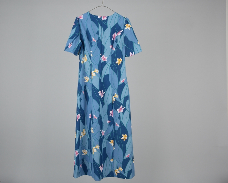 Image: flight attendant dress: United Airlines, Hawai’i service