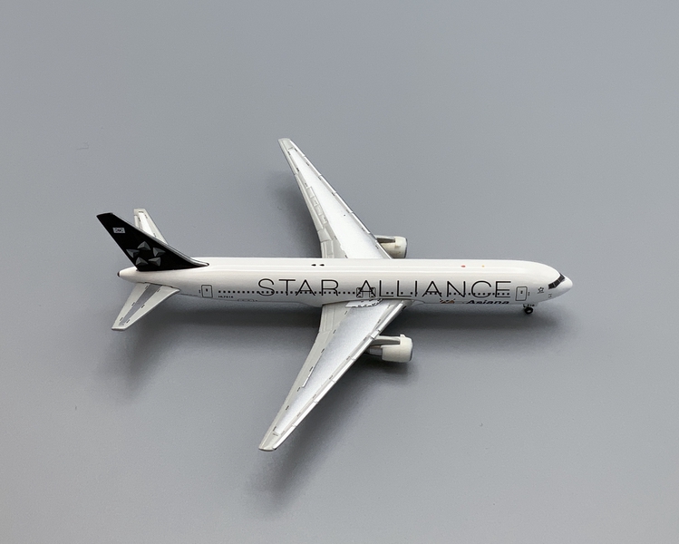 Image: miniature model airplane: Asiana Airlines, Boeing 767-300
