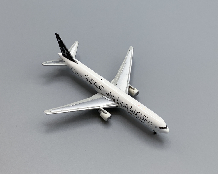 Image: miniature model airplane: Asiana Airlines, Boeing 767-300