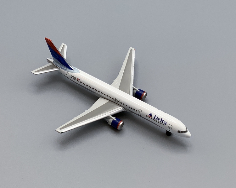 Image: miniature model airplane: Delta Air Lines, Boeing 757-200