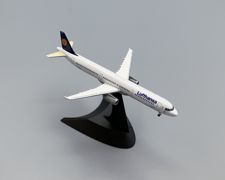 Image: miniature model airplane: Lufthansa German Airlines, Airbus A321-100 D-AIRT Regensburg
