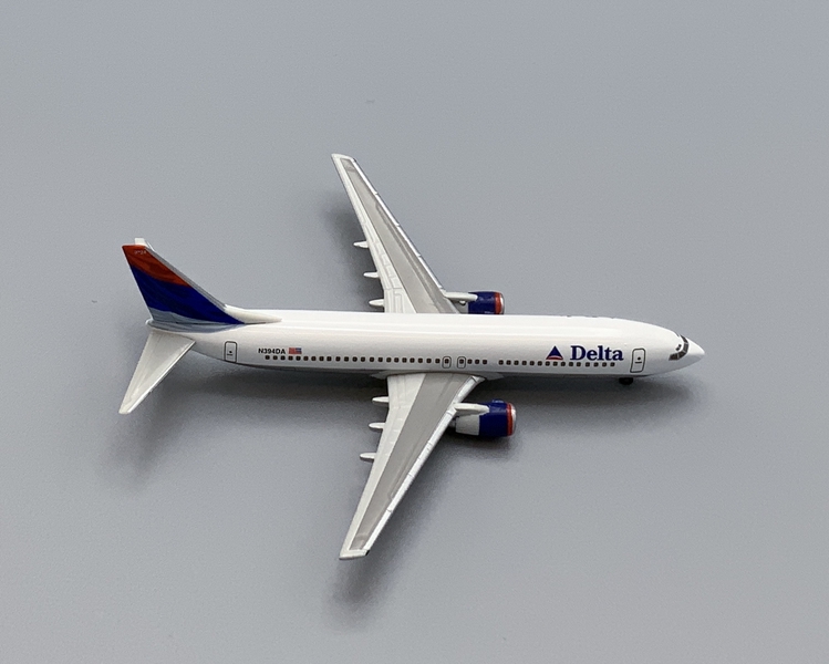 Image: miniature model airplane: Delta Air Lines, Boeing 737-800