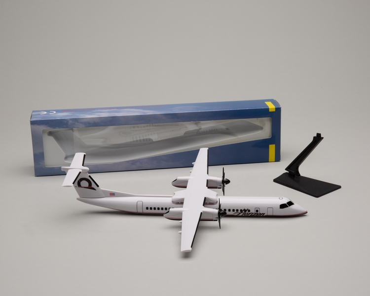 Image: model airplane: Horizon Air, Bombardier Dash 8 Q400