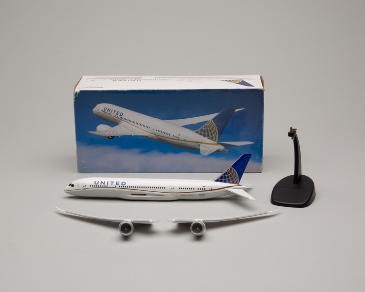 Image: model airplane: United Airlines, Boeing 787-8