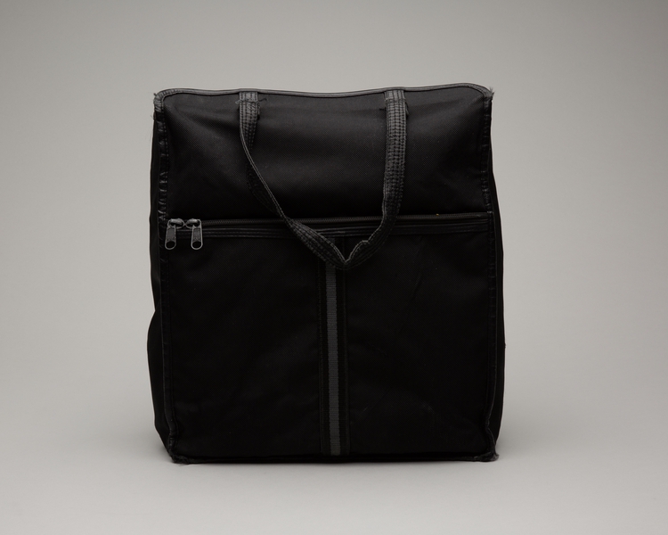 Image: flight attendant crew bag: United Airlines