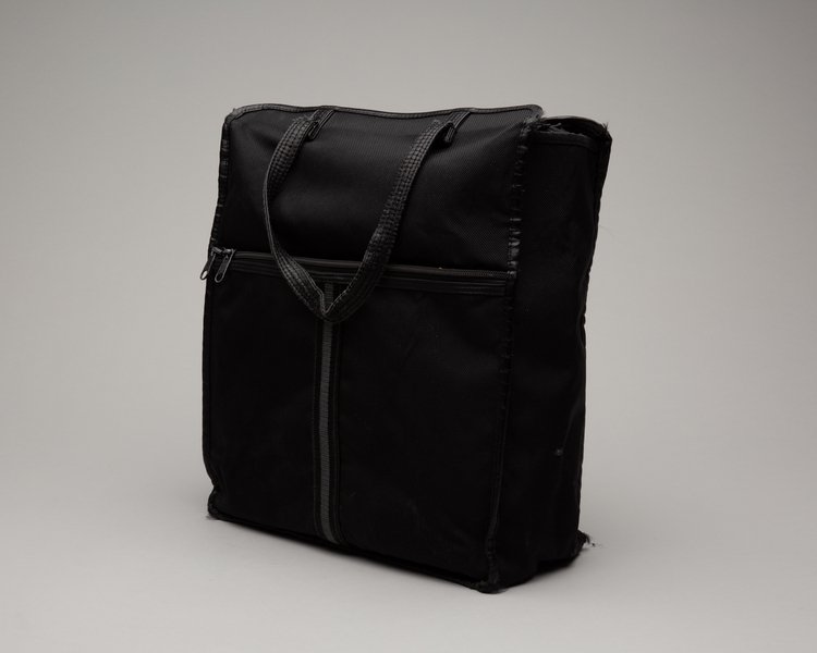 Image: flight attendant crew bag: United Airlines