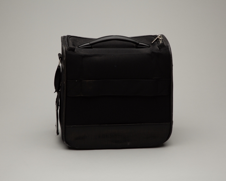 Image: crew kit: Qantas Airways