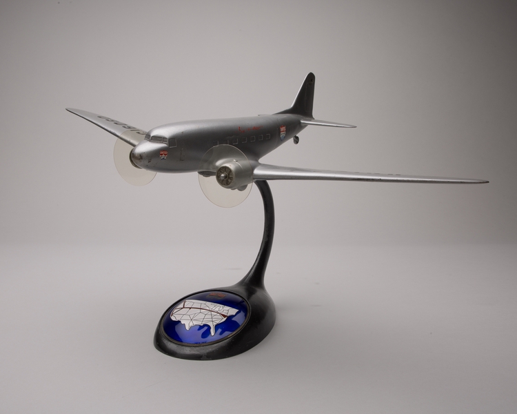 Image: model airplane: United Air Lines, Douglas DC-3