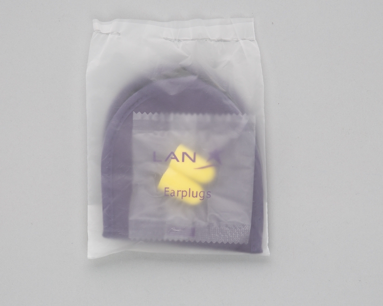 Image: sleep mask kit: LAN-Chile (Linea Aerea Nacional)