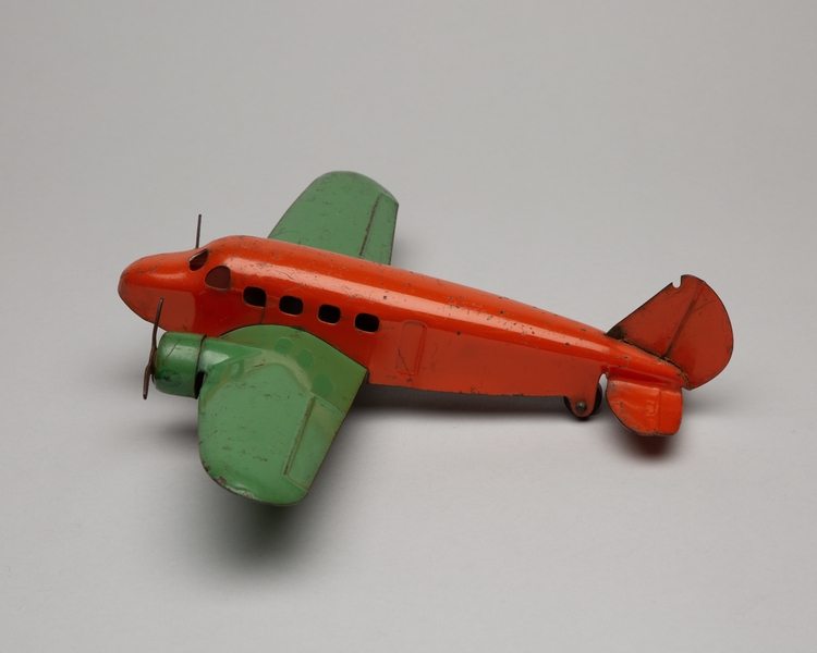 Image: toy airplane: twin engine aircraft
