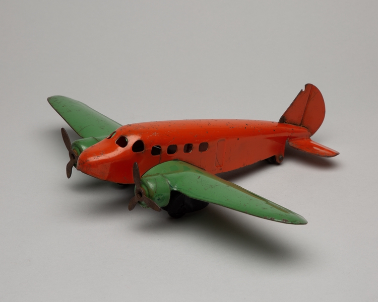 Image: toy airplane: twin engine aircraft